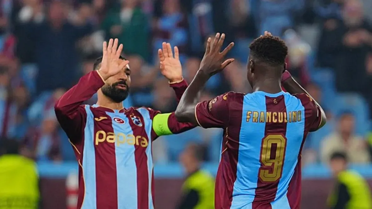 Trabzonspor oyuncuları Hearts maçında sevinç yaşarken
