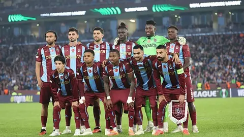 Trabzonspor formasıyla oyuncular maçta sevinç yaşarken
