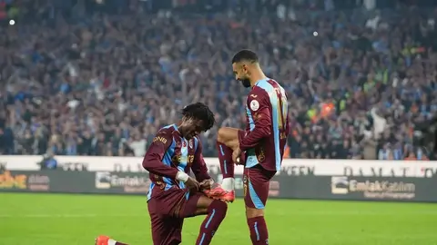 Trabzonspor forması giymiş futbolcular ve Medical Park Stadyumu