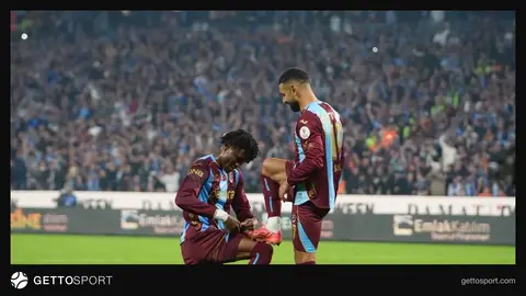 Trabzonspor forması giymiş futbolcular ve Medical Park Stadyumu