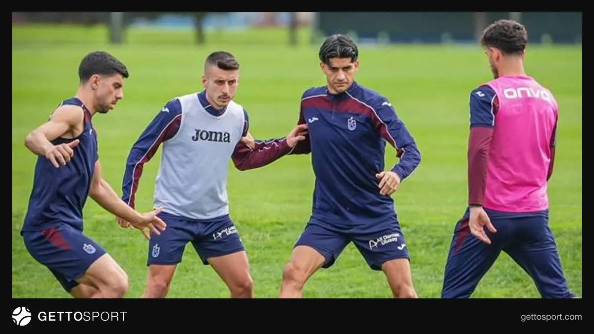 Trabzonspor oyuncuları Mehmet Ali Yılmaz Tesisleri'nde antrenmanda top çalışması yaparken