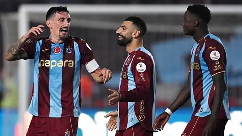 Trabzonspor oyuncuları ısınırken Papara Park stadı