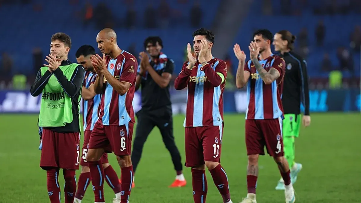 Trabzonspor oyuncuları ısınırken soyunma odası önünde hazırlık