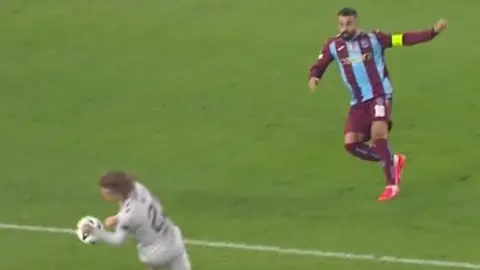 Hakem VAR incelemesi yaparken saha kenarında duran Trabzonspor oyuncuları