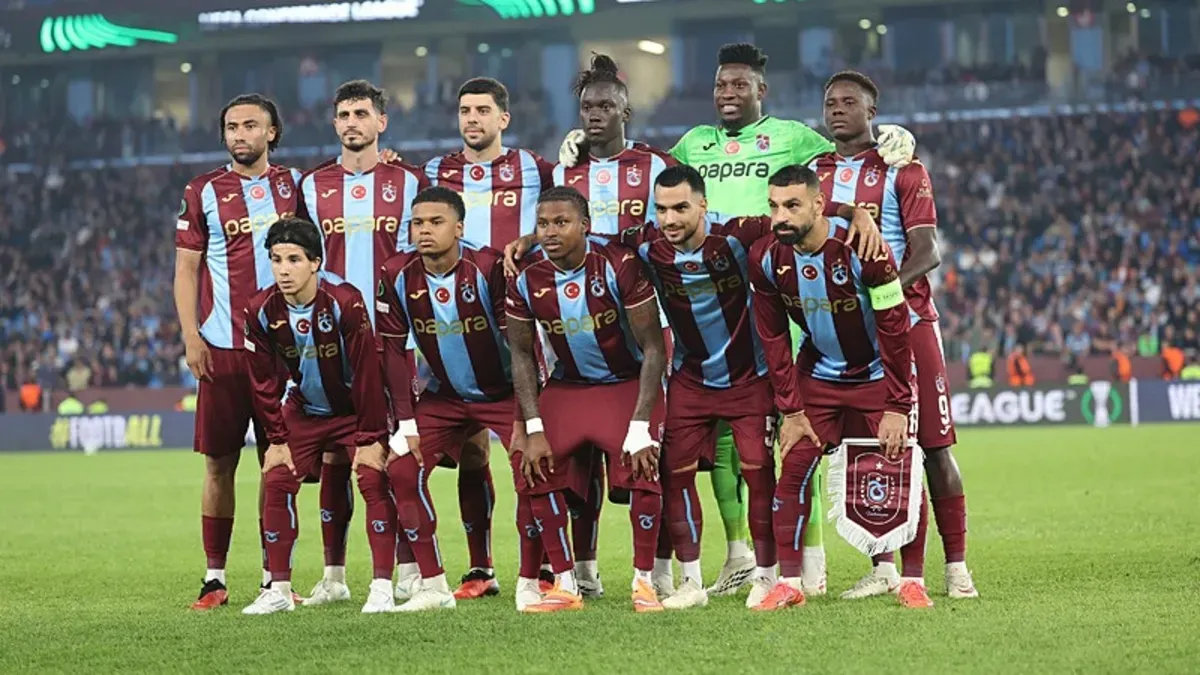 Trabzonspor oyuncuları maç sırasında topa sahip olurken
