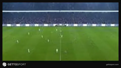 Hakem Cihan Aydın düdük çalarken, Trabzonspor ve Beşiktaş oyuncuları sahada