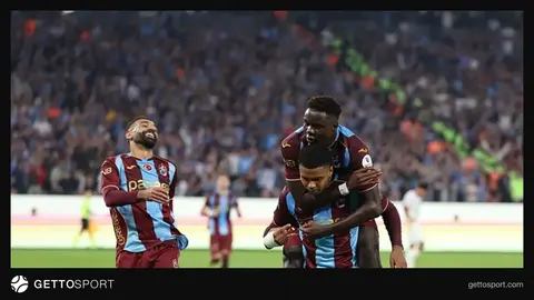 Trabzonspor oyuncuları gol sevinci papara parkta