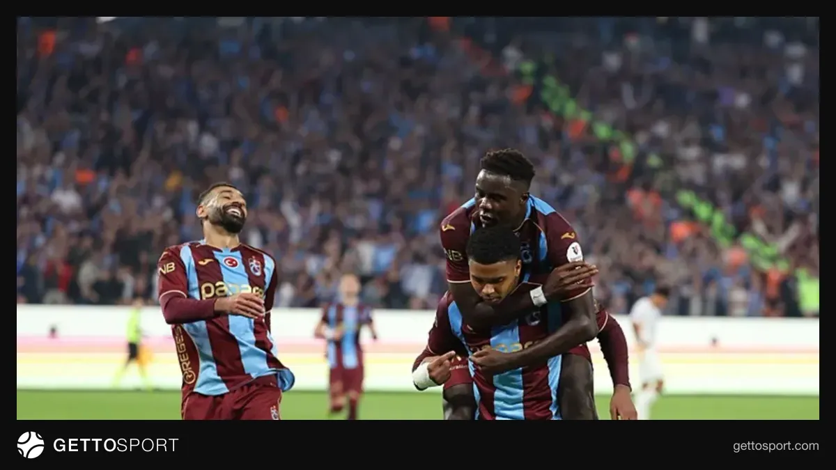 Trabzonspor oyuncuları gol sevinci papara parkta