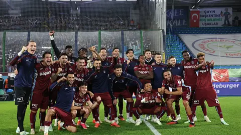 Trabzonspor futbolcuları gol sevinci yaşarken