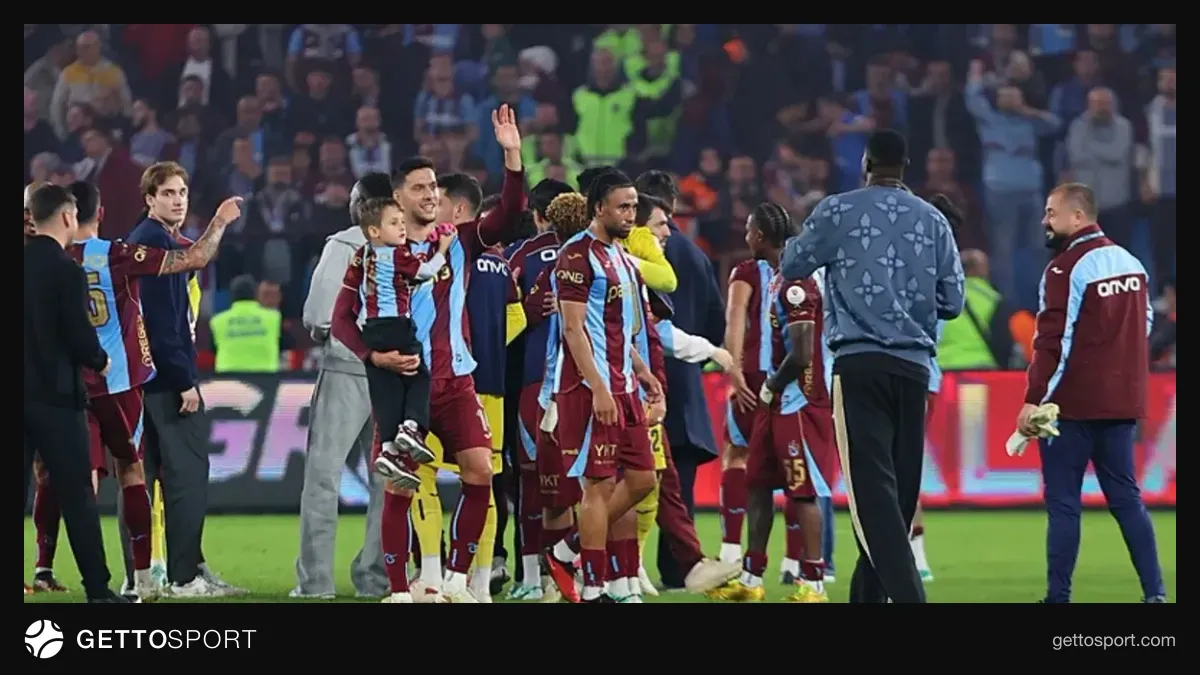 Trabzonspor oyuncuları Papara Park'ta gol sevincini kutluyor
