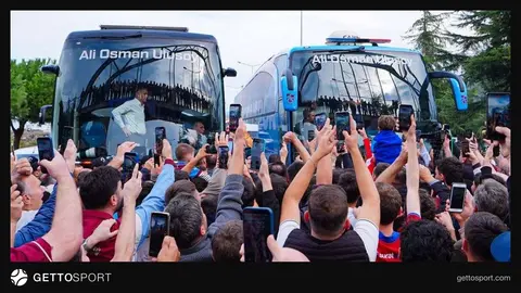 Vakfıkebir'de meşalelerle Trabzonspor kafilesini karşılayan taraftarlar ve Thomas Reis ile fotoğraf