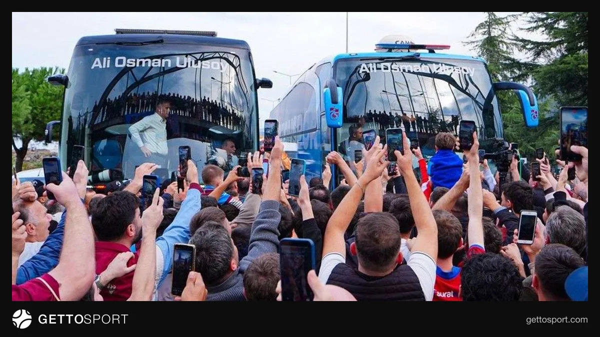 Vakfıkebir'de meşalelerle Trabzonspor kafilesini karşılayan taraftarlar ve Thomas Reis ile fotoğraf
