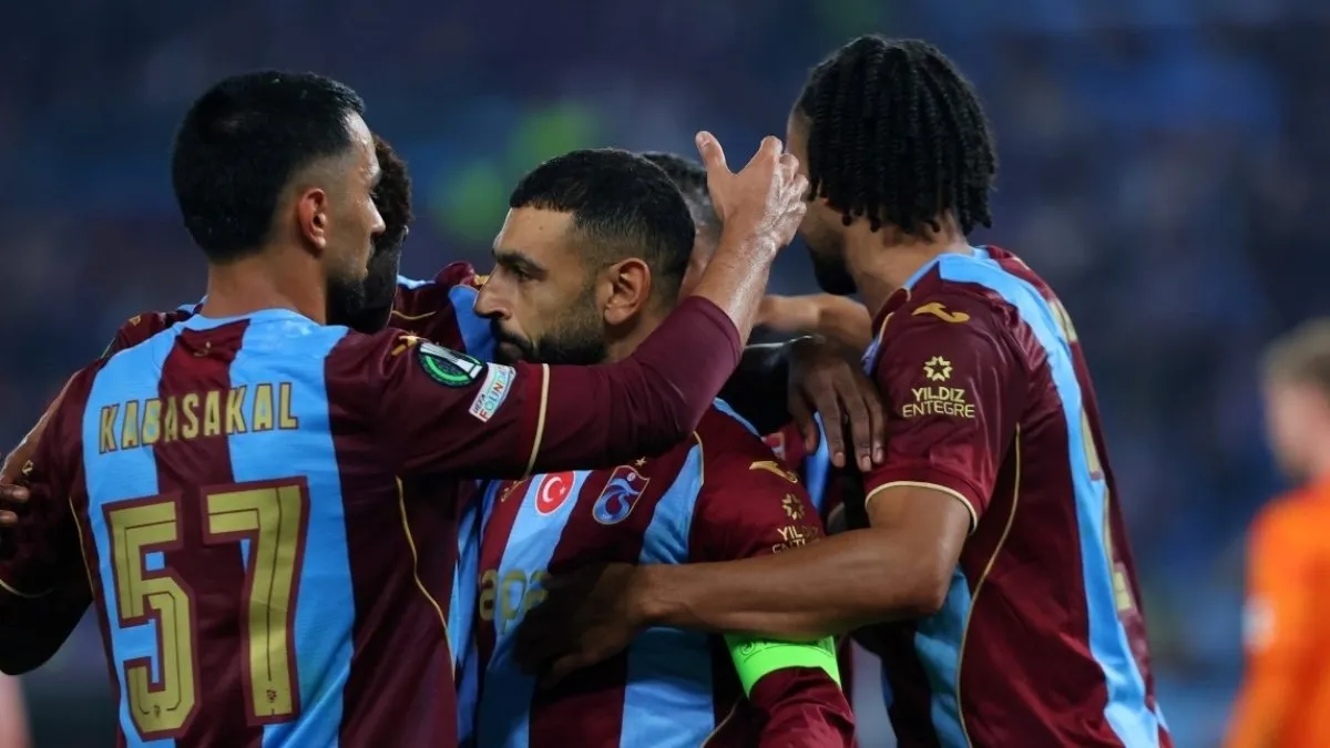 Trabzonspor oyuncuları maçta sevinç yaşarken