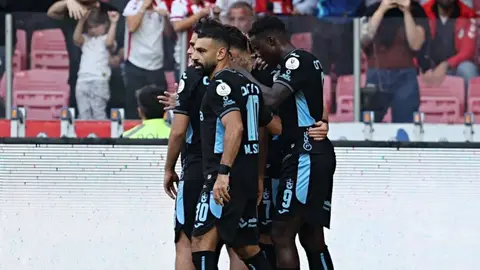 Trabzonspor forması giymiş futbolcuların Avrupa maçında mücadele anı