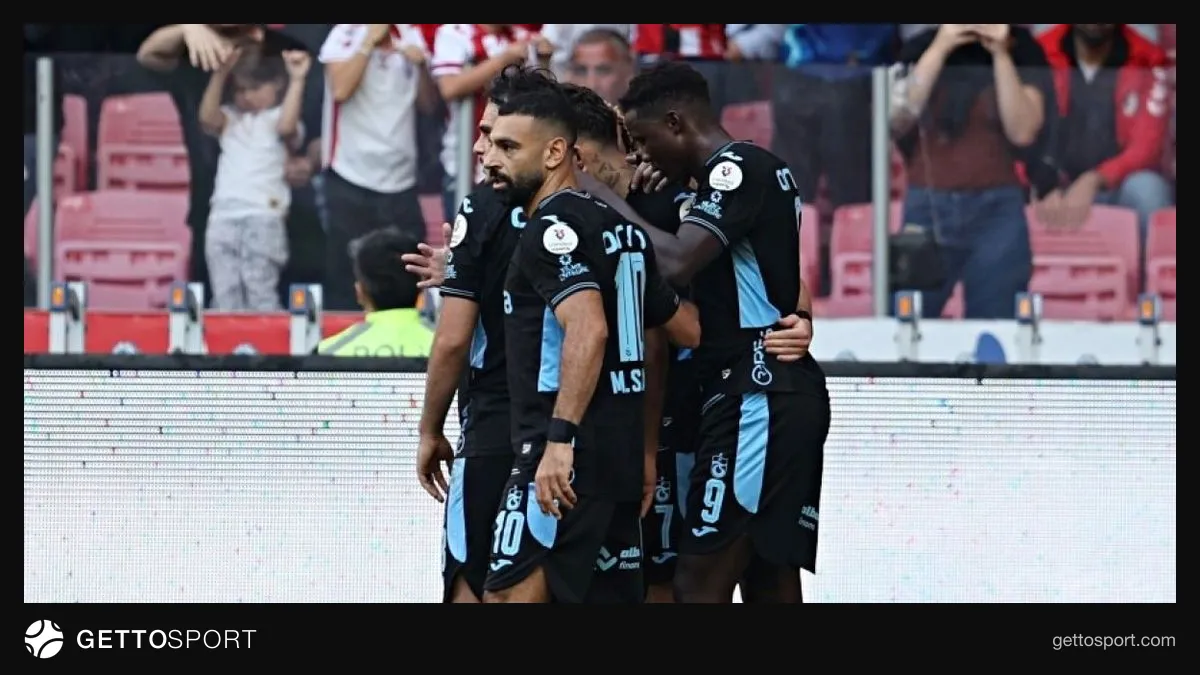 Trabzonspor forması giymiş futbolcuların Avrupa maçında mücadele anı