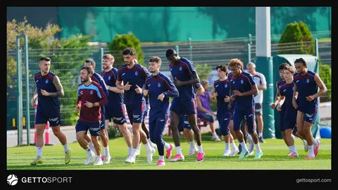 Trabzonspor oyuncuları antrenmanda sahada, Thomas Reis talimat verirken
