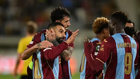 Trabzonspor oyuncuları Muhammed Salah ve takım arkadaşlarıyla sevinç görüntüsü
