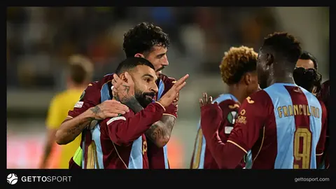 Trabzonspor oyuncuları Muhammed Salah ve takım arkadaşlarıyla sevinç görüntüsü