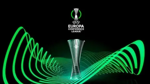UEFA Konfrans Liqası kuboku və oyunçular meydanda