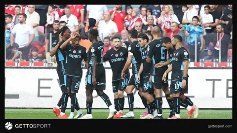 Trabzonspor futbolcuları antrenmanda takım hâlinde koşu yaparken