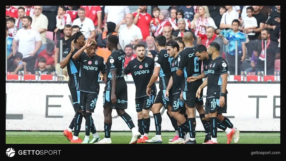 Trabzonspor futbolcuları antrenmanda takım hâlinde koşu yaparken