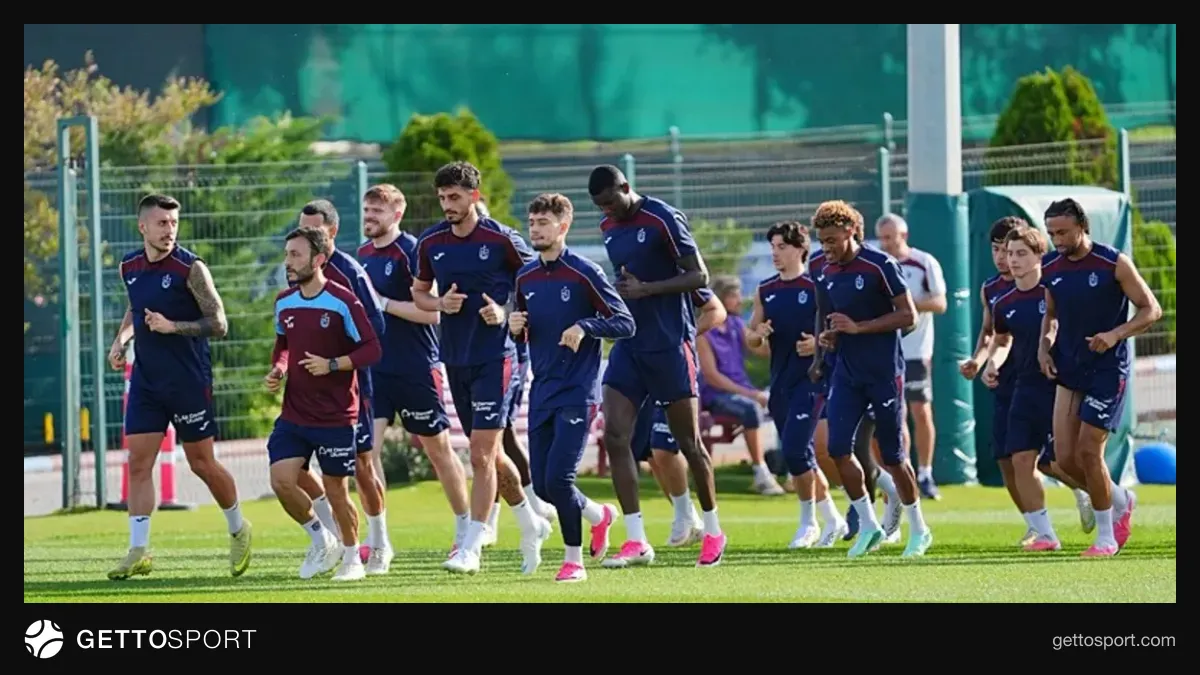 Trabzonspor kafilesi ve teknik ekip Tammela Stadyumu önünde hazırlık yaparken