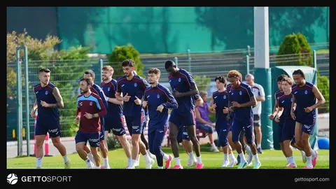 Trabzonspor kafilesi ve Tammela Stadyumu sentetik çim görüntüsü