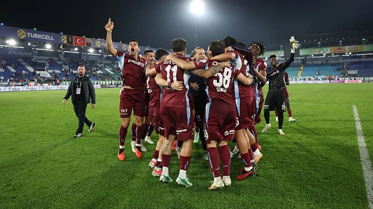 Trabzonspor forması giymiş futbolcuların gol sevinci