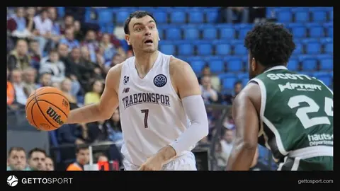Trabzonspor basketbolcuları Hayri Gür Spor Salonu'nda sevinç yaşarken