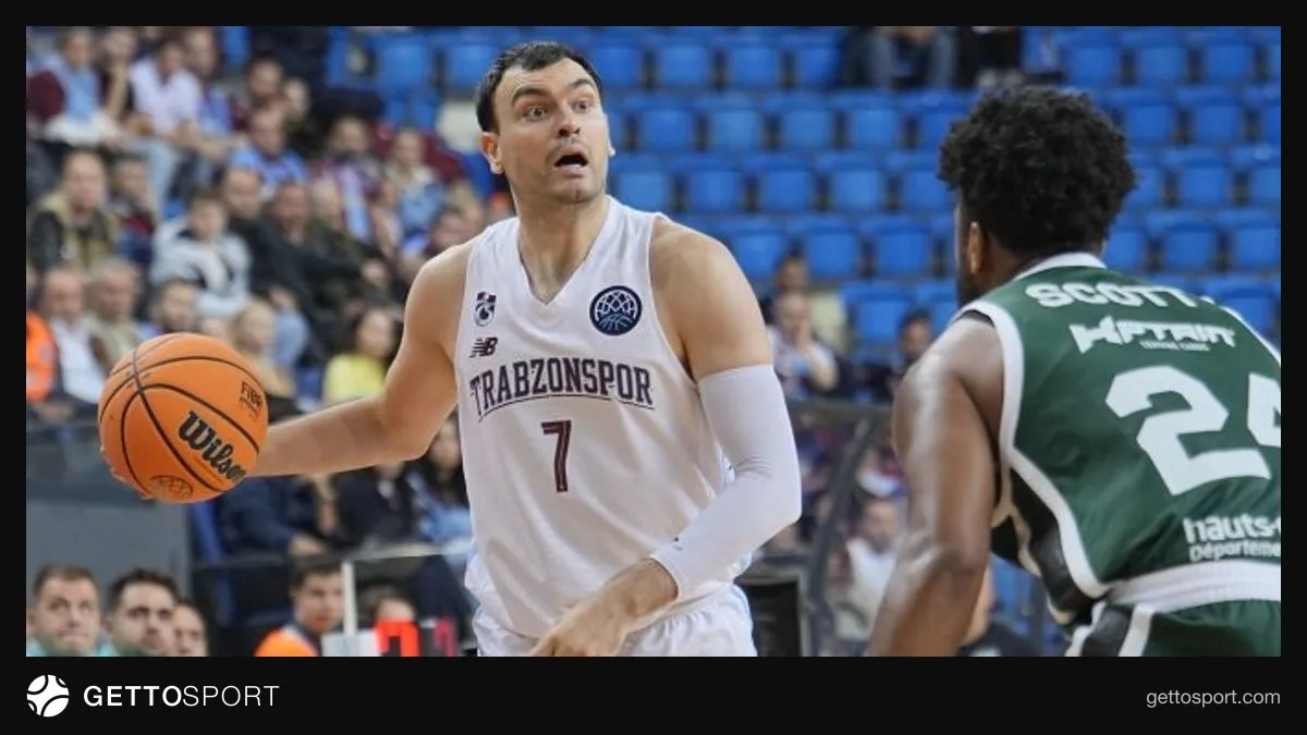 Trabzonspor basketbolcuları Hayri Gür Spor Salonu'nda sevinç yaşarken