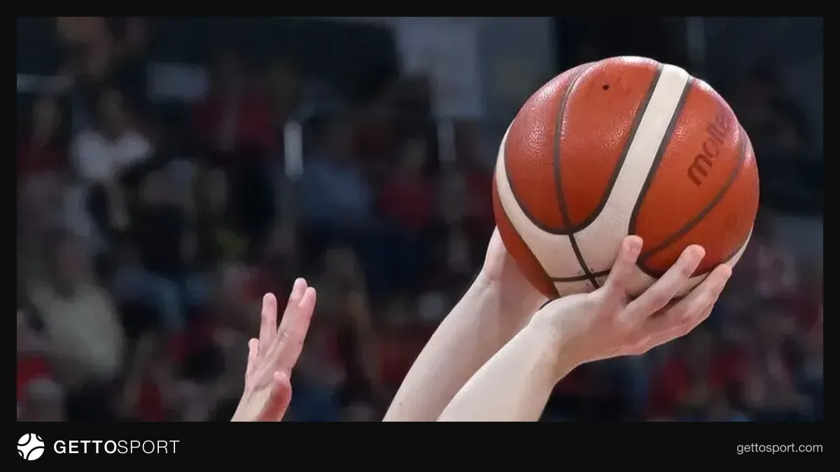 Basketbol maçı öncesi takım soyunma odası ve salon görüntüsü