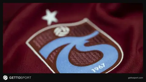 Trabzonspor logosu ve kulüp binası önünde futbol topu