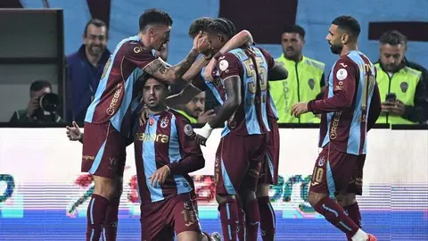 Trabzonspor oyuncuları gol sevinci Papara Park stadyumu