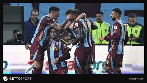 Trabzonspor oyuncuları gol sevinci Papara Park stadyumu