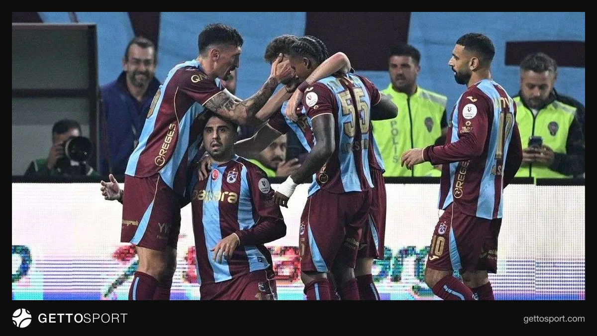 Trabzonspor oyuncuları gol sevinci Papara Park stadyumu