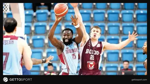 Trabzonspor basketbol takımı oyuncuları maç sırasında hücum yaparken