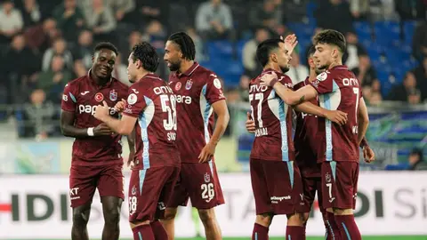 Rizəspor və Trabzonspor futbolçuları top uğrunda mübarizə aparır