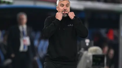 Trabzonspor oyuncuları galibiyeti kutluyor, bordo-mavi formalar