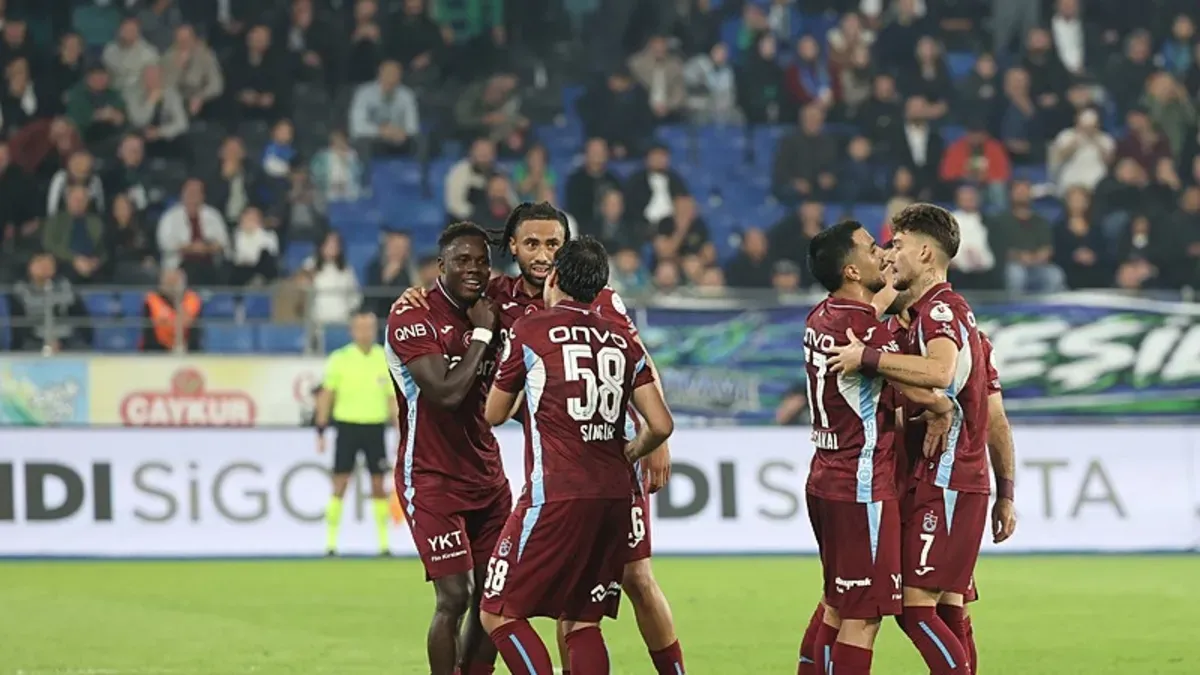 Trabzonspor oyuncuları galibiyeti kutlarken saha görüntüsü