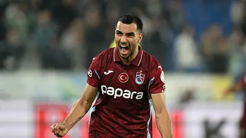 Trabzonspor oyuncuları maç sonrası saha kenarında sevinç ve konuşma anı
