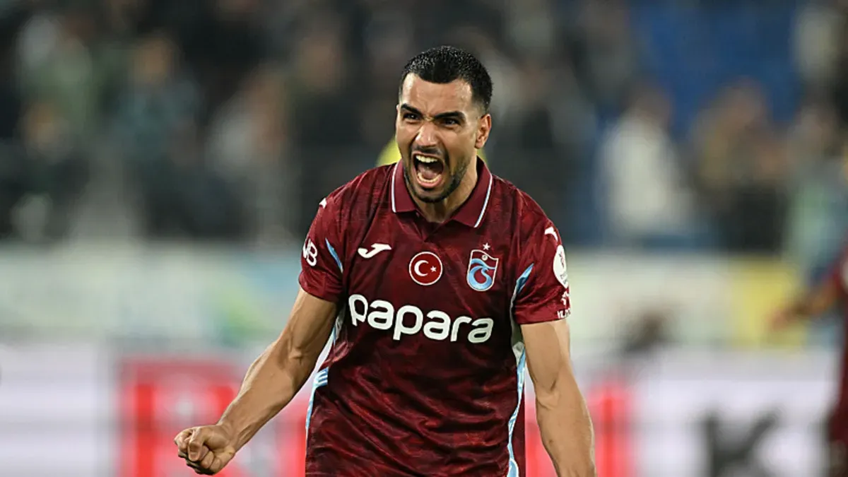 Trabzonspor oyuncuları maç sonrası saha kenarında sevinç ve konuşma anı