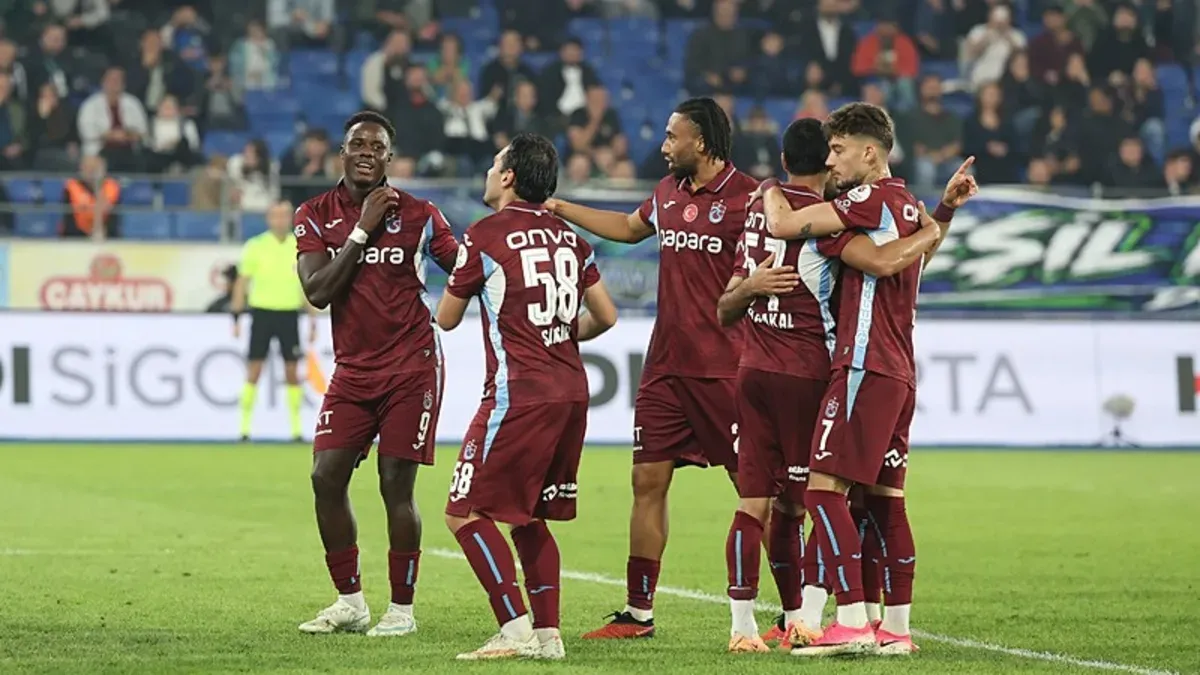Trabzonspor oyuncuları Rizespor maçında sevinç ve mücadele görüntüsü