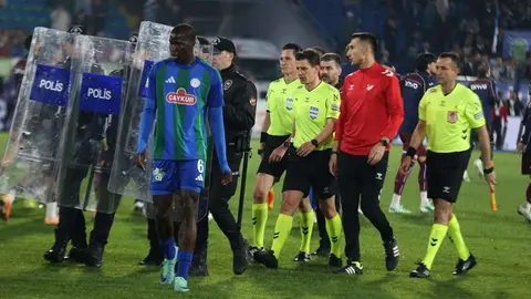 Rizespor ile Trabzonspor arasında 26 Ekim 2026 maçtan saha görüntüsü, oyuncular mücadele ederken