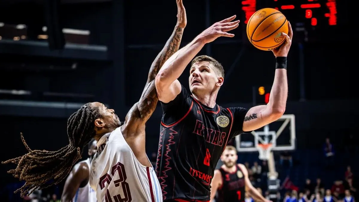 Rytas Vilnius ve Trabzonspor oyuncuları maç sırasında, pota altı mücadelesi