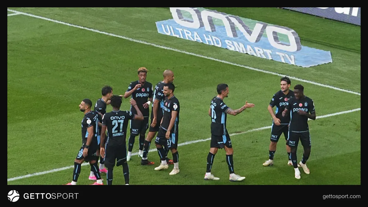 Trabzonspor oyuncuları Samsunspor maçında sevinç yaşarken, kaleci Onana kurtarış yapıyor