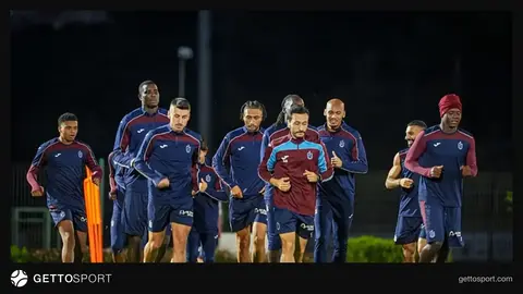 Trabzonspor futbolcuları maç öncesi antrenmanda