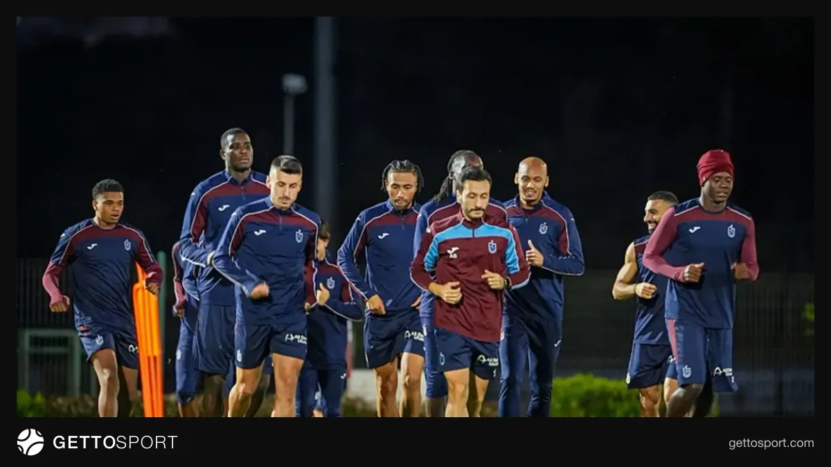 Trabzonspor futbolcuları maç öncesi antrenmanda