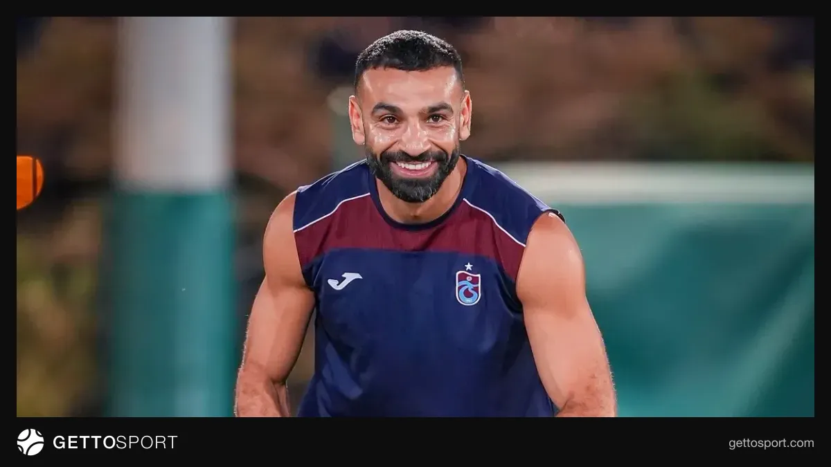 Trabzonspor futbolcuları Mehmet Ali Yılmaz Tesisleri'nde antrenmanda koşu ve pas çalışması yaparken