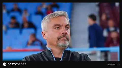 Trabzonspor formasıyla antrenman yapan futbolcular ve sağlık heyeti