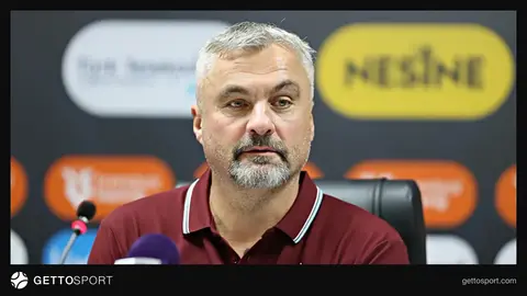 Thomas Reis basın toplantısında konuşurken